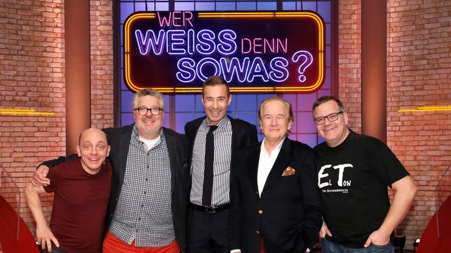 Moderator Kai Pflaume und seine Rateteam-Kapitäne Bernhard Hoëcker und Elton begrüßen in dieser Sendung, die beiden TV-Moderatoren Michael Schanze und Max Schautzer.